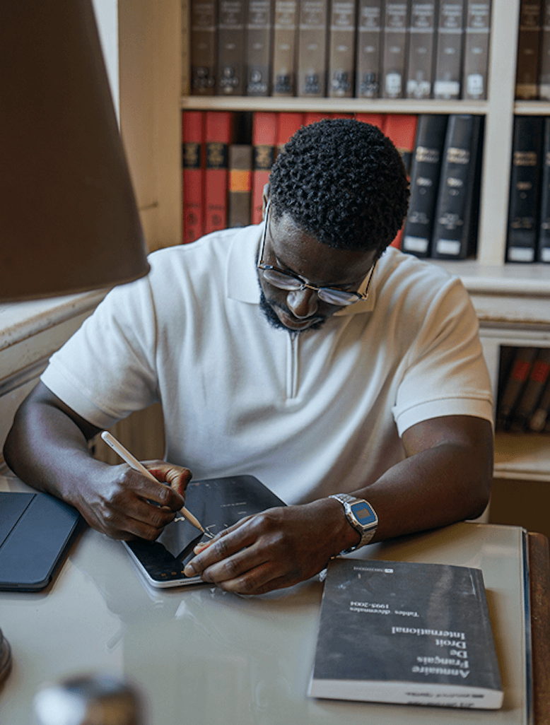 Pourquoi l'alternance - Étudiant avec tablette